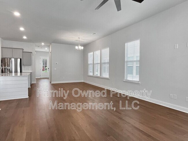 Building Photo - 420 W Respite Ln