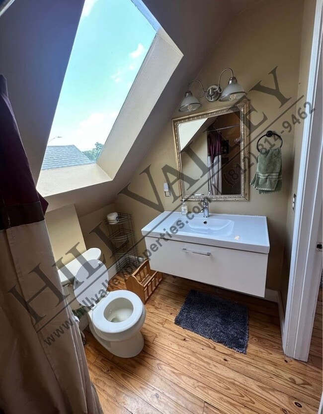 Building Photo - Two Bedroom Upper — All Utilities Paid!