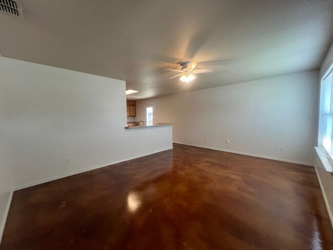 Building Photo - Large 3/2/2 Duplex with Easy Access to IH ...