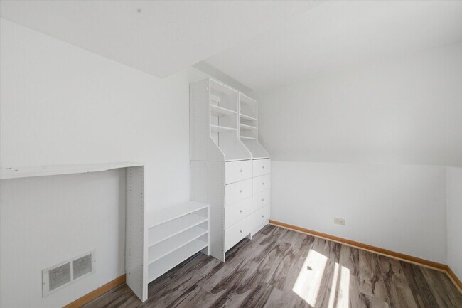 Building Photo - Move-In Ready Split-Level with Open Floor Plan
