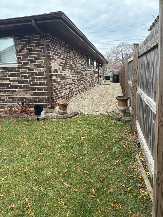 Building Photo - 109 Paramount Dr