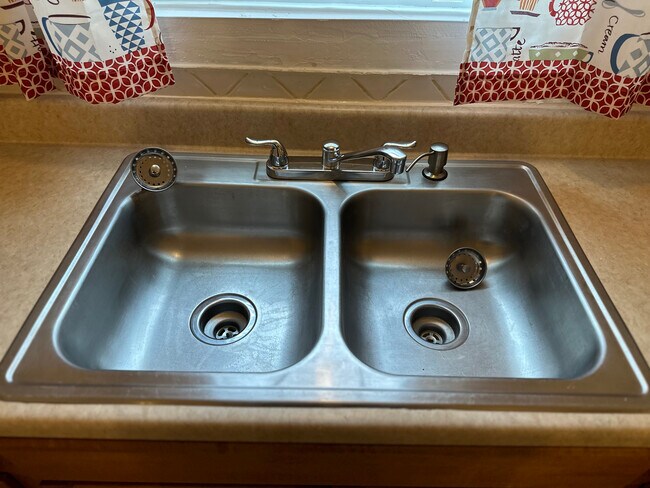 Building Photo - 1315 China St