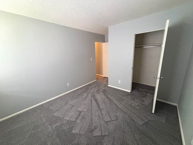 Building Photo - Charming 2-Bedroom Condo for Rent