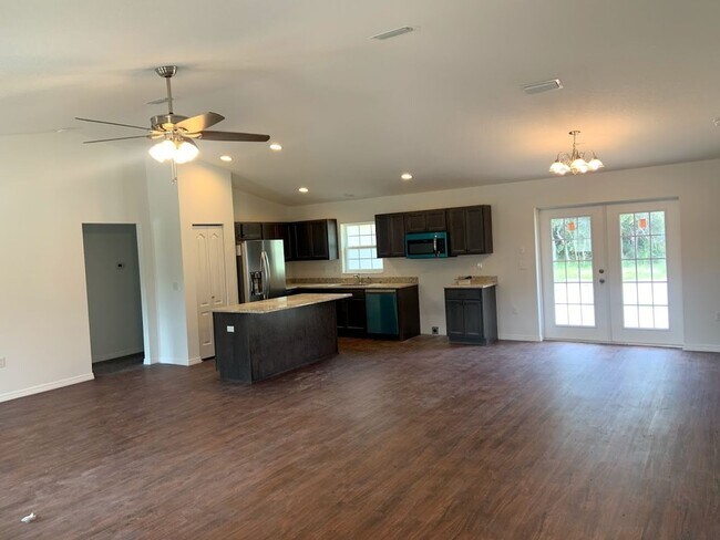 Building Photo - 3 bedroom, 2 bath, 2 car garage home on a ...