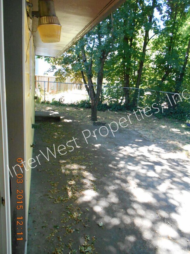 Building Photo - 3 Bedroom Ranch Style on Cul De Saq with Fenced Yard, Wood Stove & Garage!