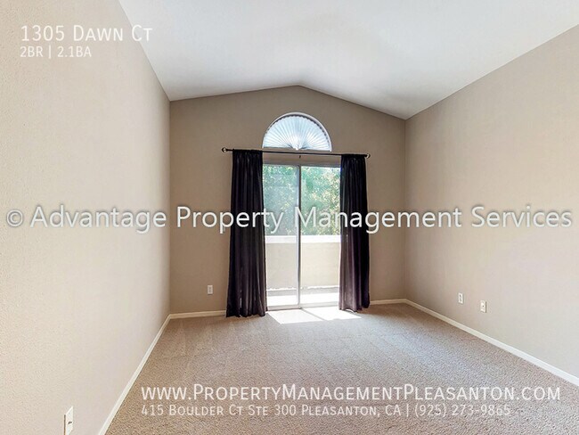 Building Photo - Spacious 2 Bed, 2.5 Bath, Townhome with 2-...