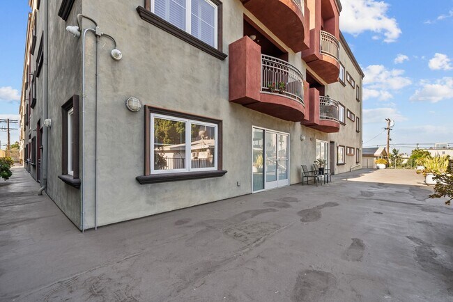 Building Photo - Amazing 2 Bed Condo in Noho!