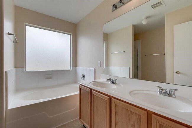 Building Photo - 19726 Cozy Cabbin Dr