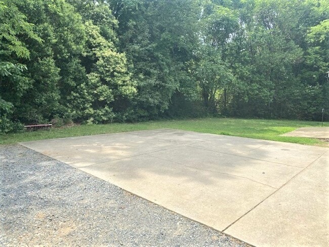 Building Photo - Downtown Cornelius! Minutes from Lake Norman!  2 Bedroom Duplex!  Lawn Care Included!