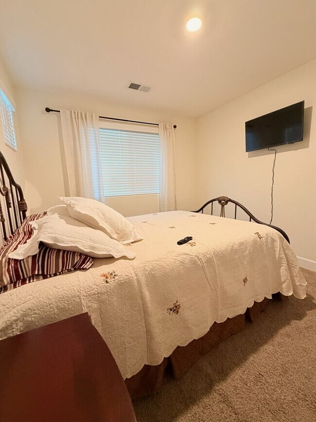 Building Photo - Beautifully appointed nearly new home