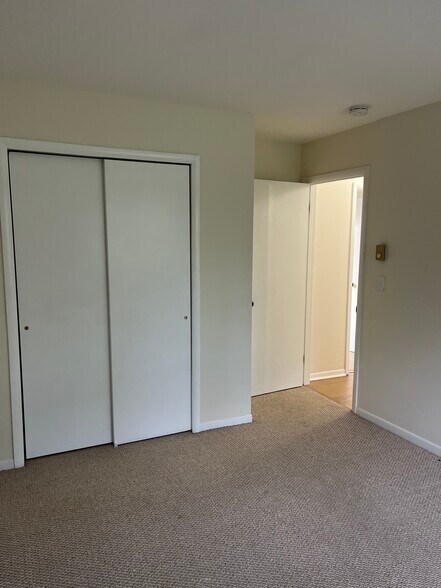 Building Photo - 44 Suncrest Dr