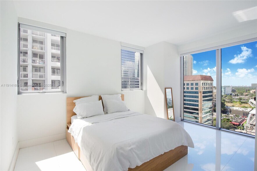 Building Photo - 1300 Brickell Bay Dr