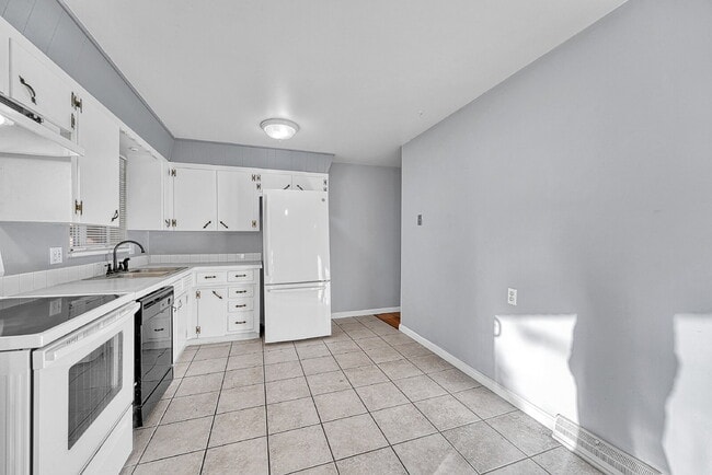 Building Photo - $2,495.00, 3-bedroom, 2 bathroom home in Centennial!