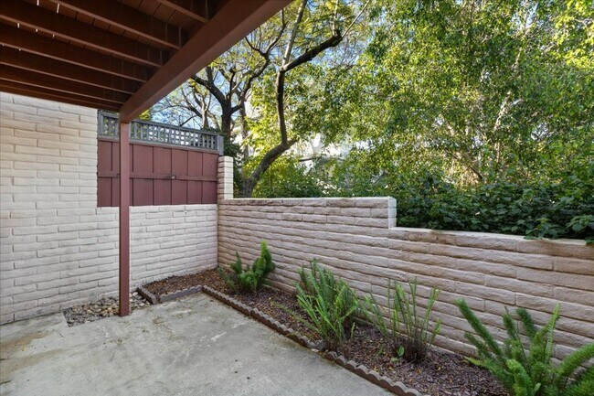 Building Photo - Escondido 2 bed 2.5 bath condo for lease