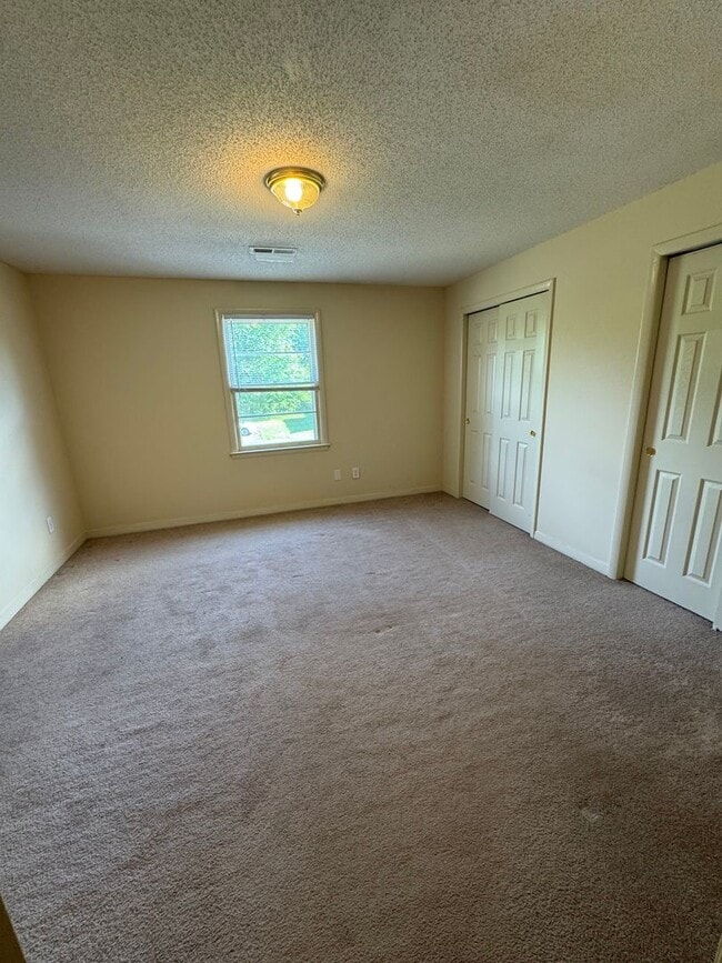 Building Photo - Spacious 2 Bed, 1.5 Bath Apartment in Prim...
