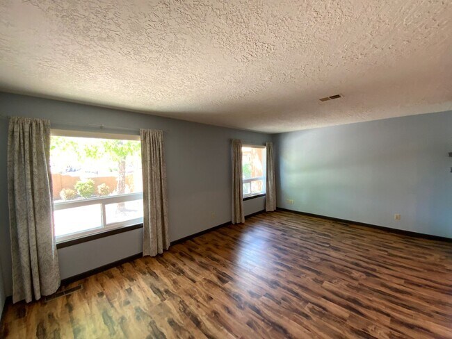 Building Photo - 3 Bedroom Single Story Home Available Near...