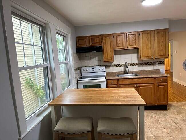Building Photo - 18 Symmes St