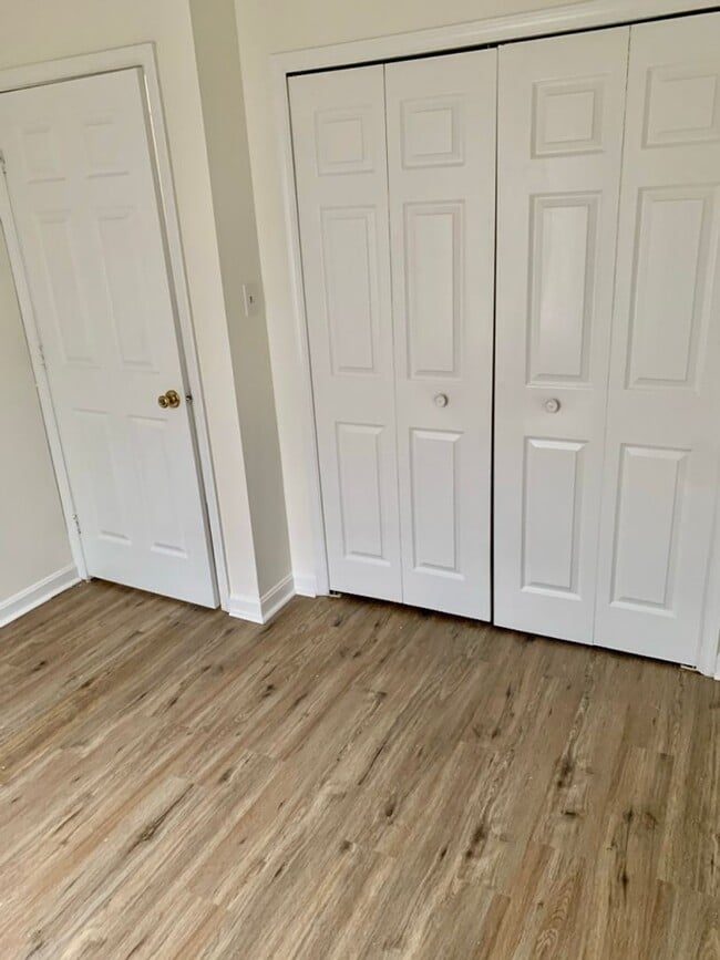 Building Photo - Spacious 3 Level 3 Bedroom Townhouse