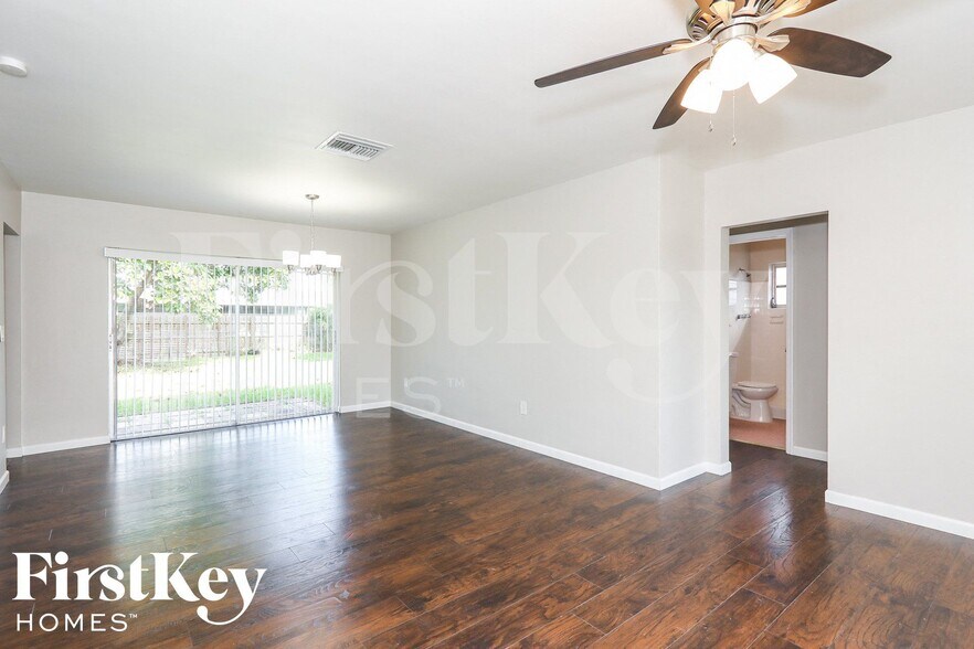 Building Photo - 16025 SW 99th Ave