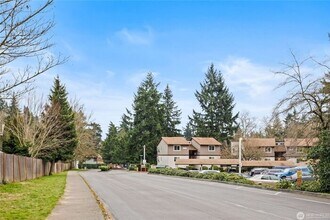 Building Photo - Spacious 2-Bedroom Ground Floor Condo with Private Yard in Kirkland