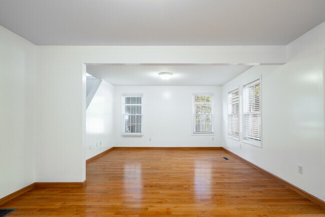 Building Photo - 107 Waverly Ave