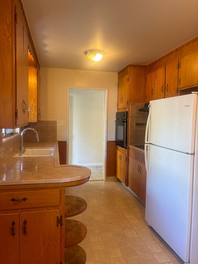 Building Photo - This Spacious 4/2 Charmer in an Excellent ...