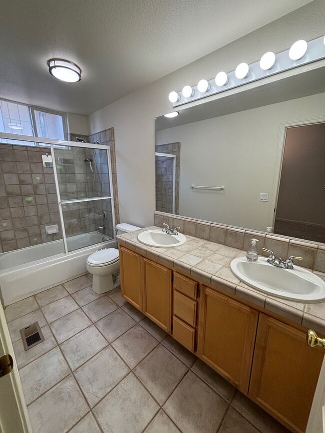 Building Photo - 4 bedroom 2.5 Bathroom Skyhawk Single Fami...