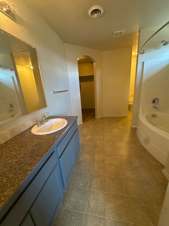 Building Photo - Walking distance to Settlers Park