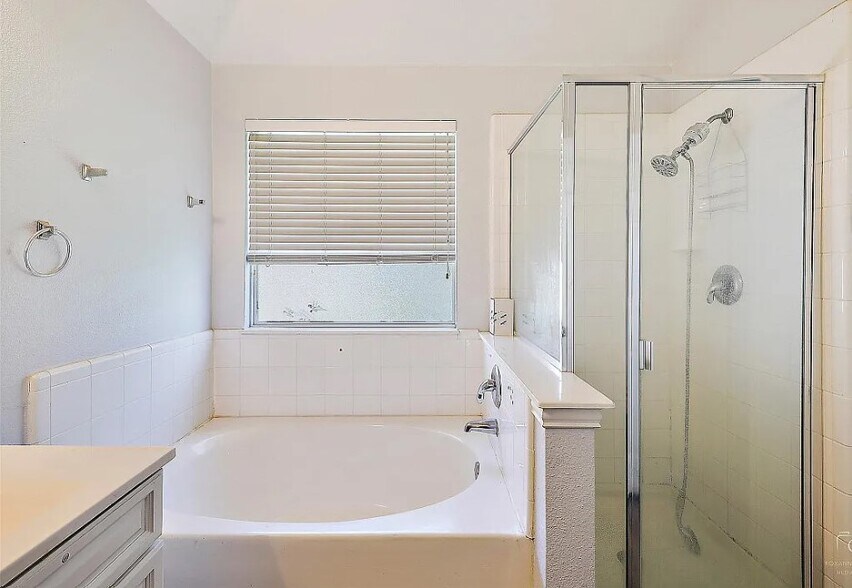 Building Photo - 509 Creekside Dr