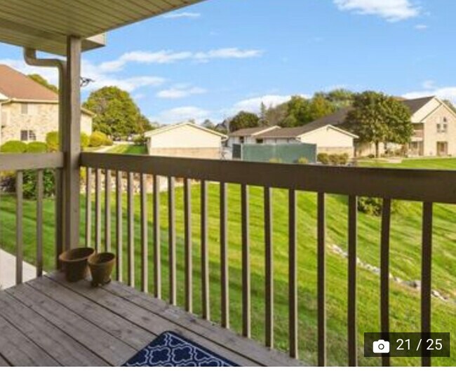 Balcony overlooking courtyard - 4887 Easy St