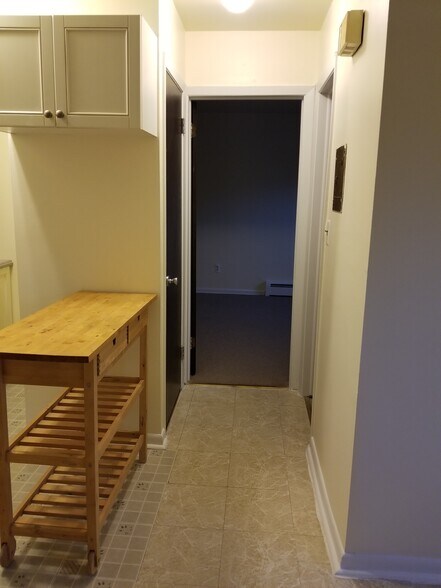 Hall to the bath & bedroom - 675 Joralemon St