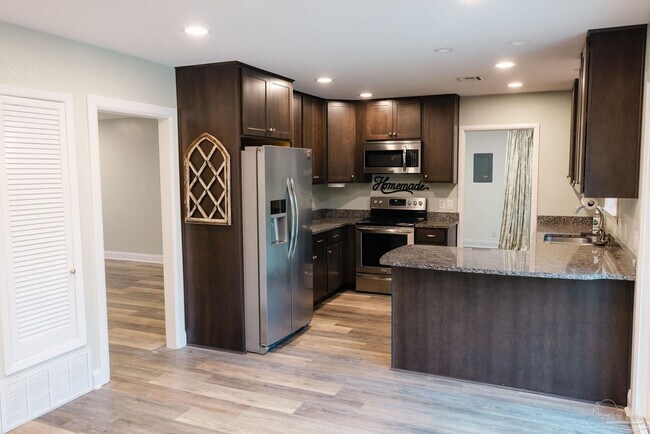 Building Photo - 5580 Homewood Rd