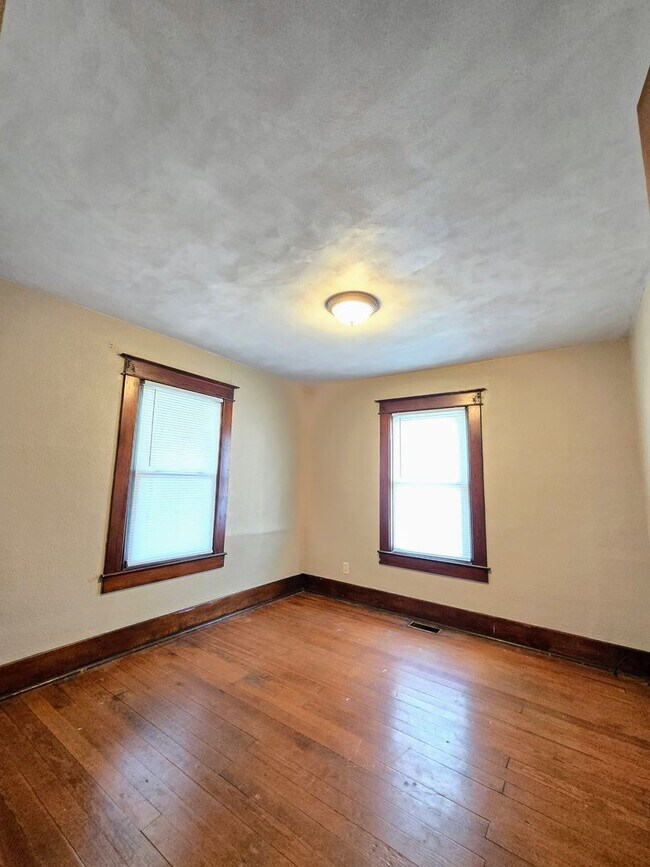 Building Photo - 2 bedroom 1 bath