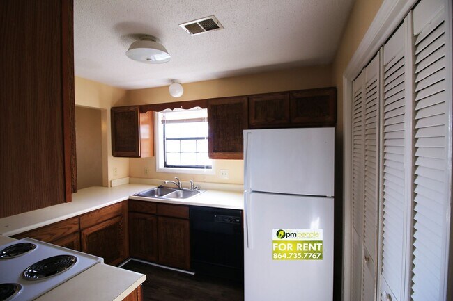 Building Photo - Convenient location