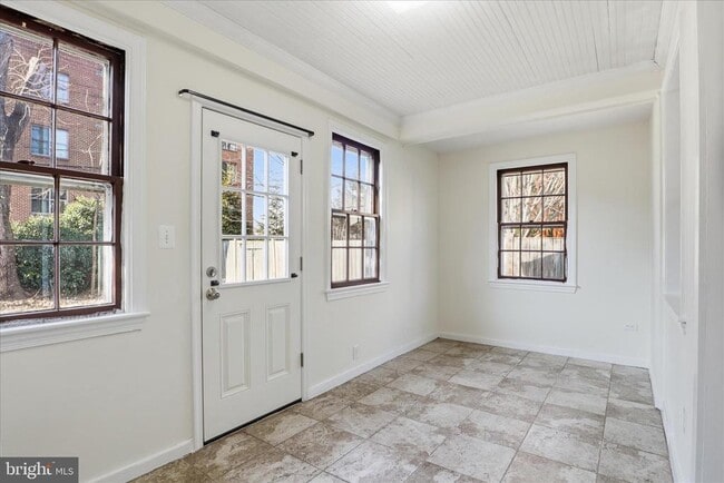 Building Photo - 904 N Ivy St