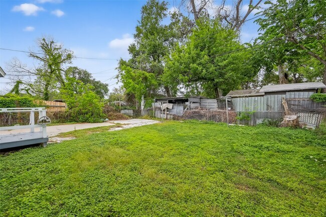 Building Photo - 2446 Mayview Dr