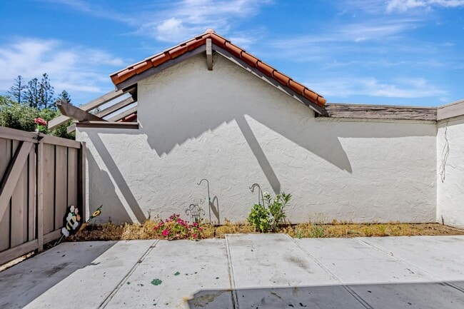 Building Photo - 8130 Park Villa Cir