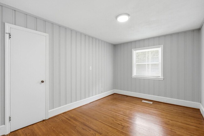 Building Photo - Move-in Ready 3 Bedroom Ranch Home in Eastway Park