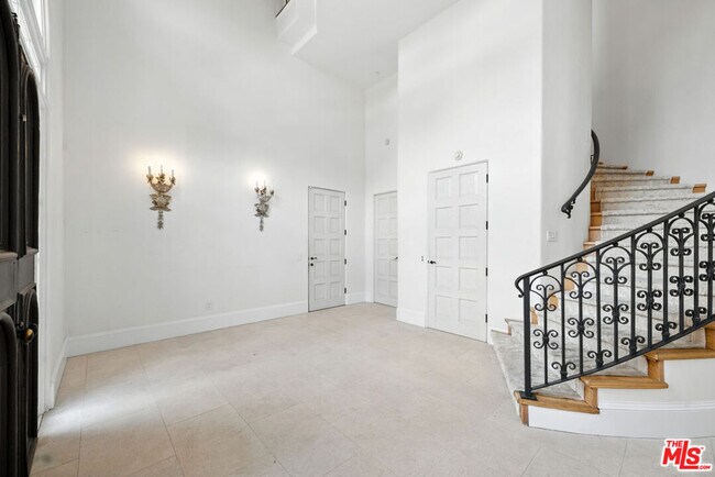 Building Photo - 1675 Woods Dr