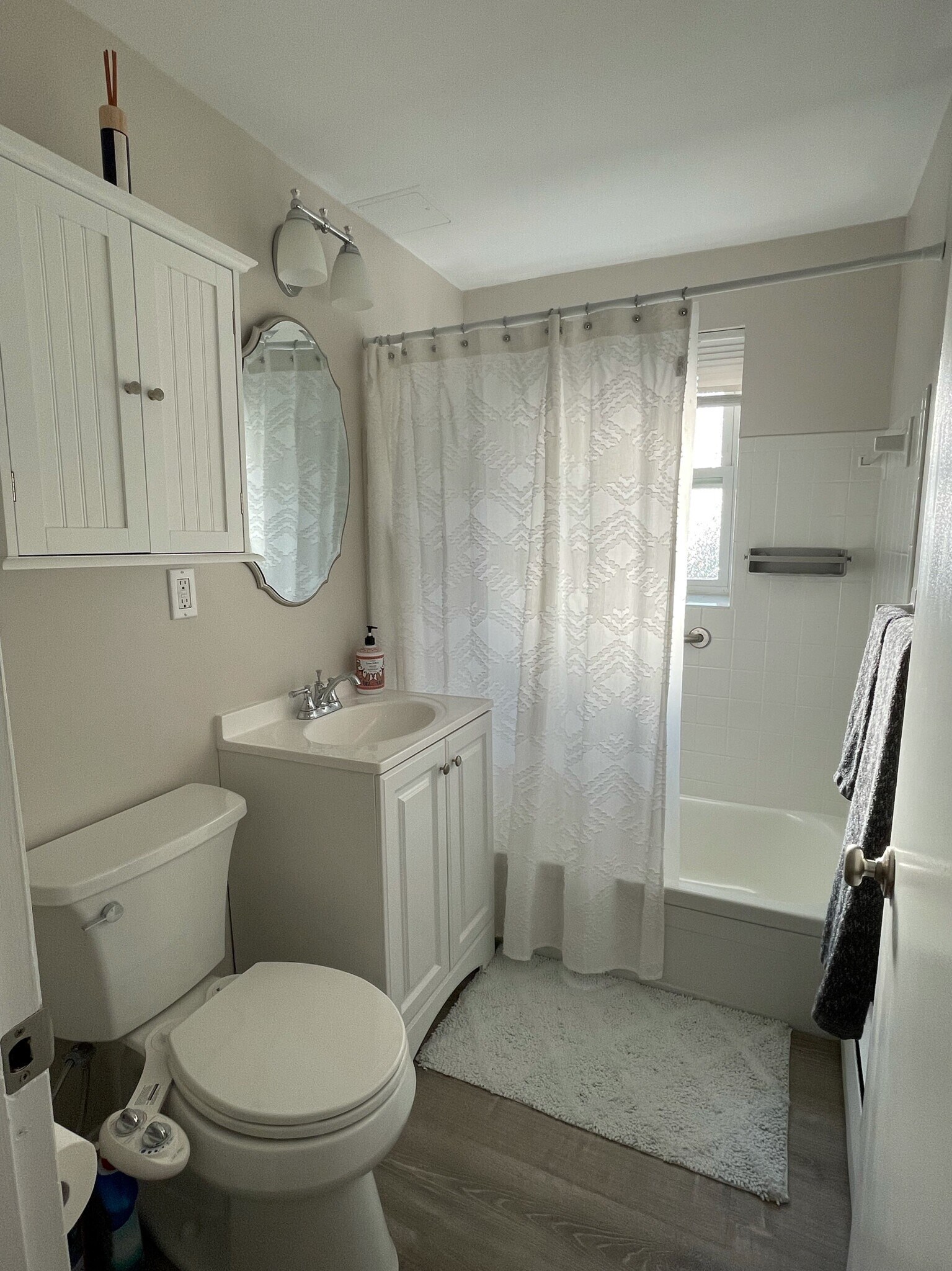 Bathroom w/ Tub - 55 Colborne Rd