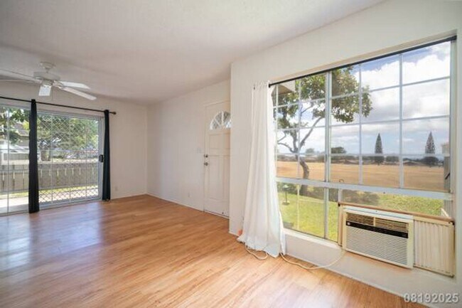Building Photo - Bright and Cozy 2BR/1BA/1PKG unit in Royal...
