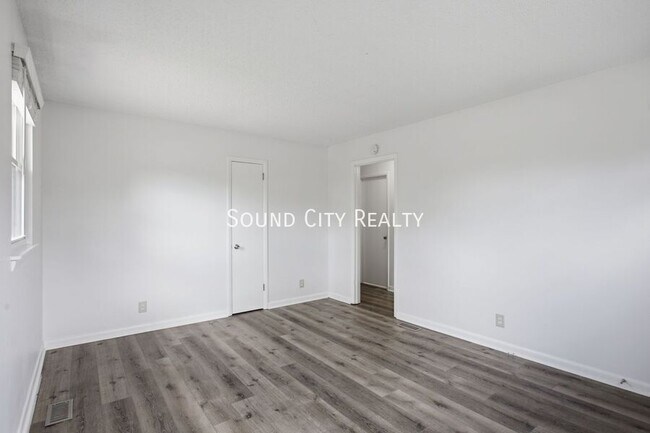 Building Photo - 923 Oak Vale Dr