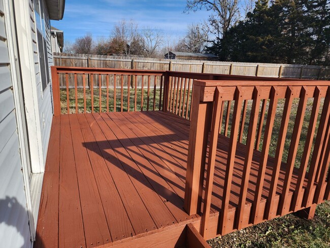 Building Photo - This Strafford Home Has It All ---