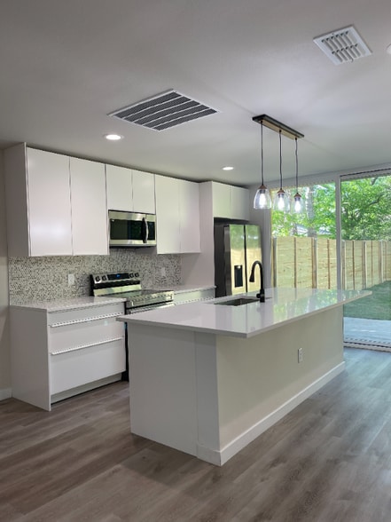 Building Photo - 605 E 7th St