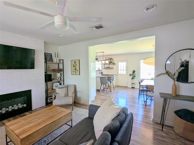Building Photo - 1510 Glencrest Dr