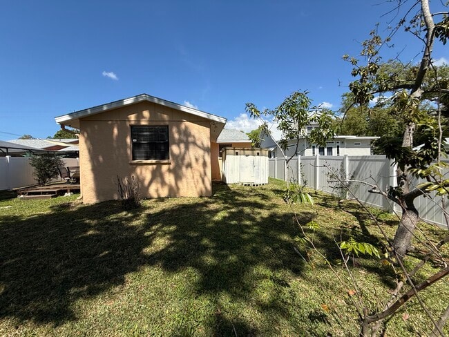 Building Photo - 1211 4th St W