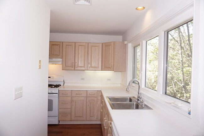 Building Photo - 453 E Putnam Ave