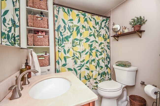 Building Photo - 99 Bartlett St