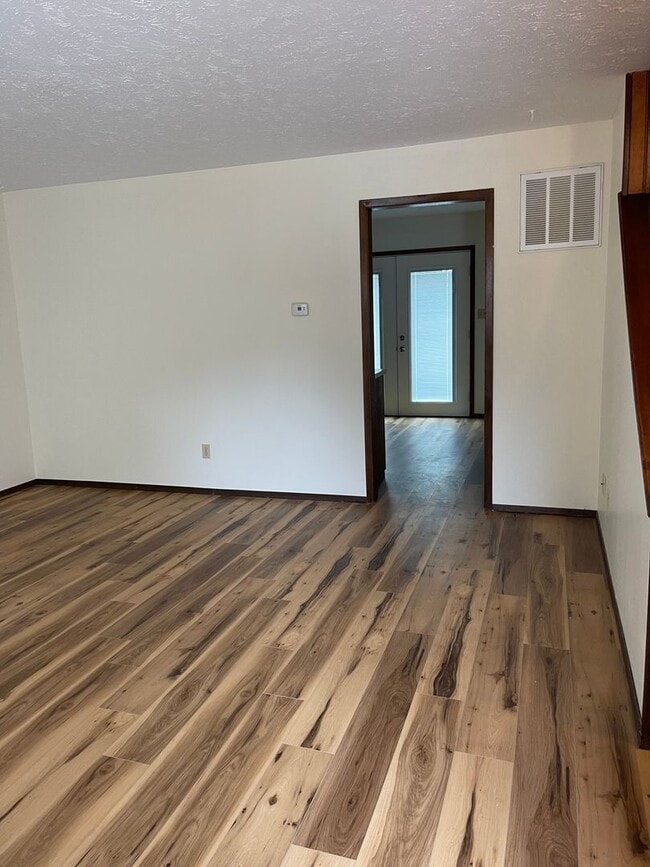 Building Photo - 3 BEDROOM 1.5 BATHROOM TOWNHOUSE FOR RENT