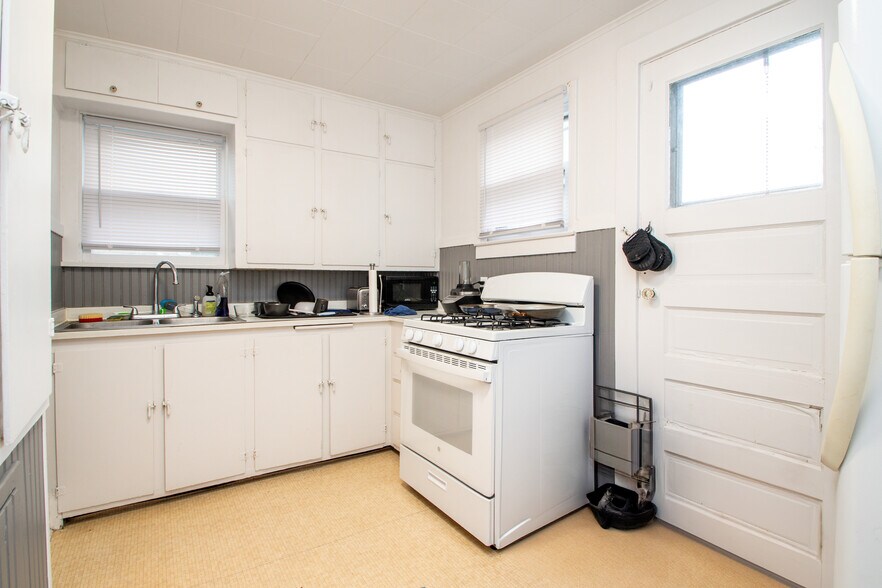 Building Photo - 1403 W Barker Ave